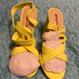 Lace up straps heels with buckle closure